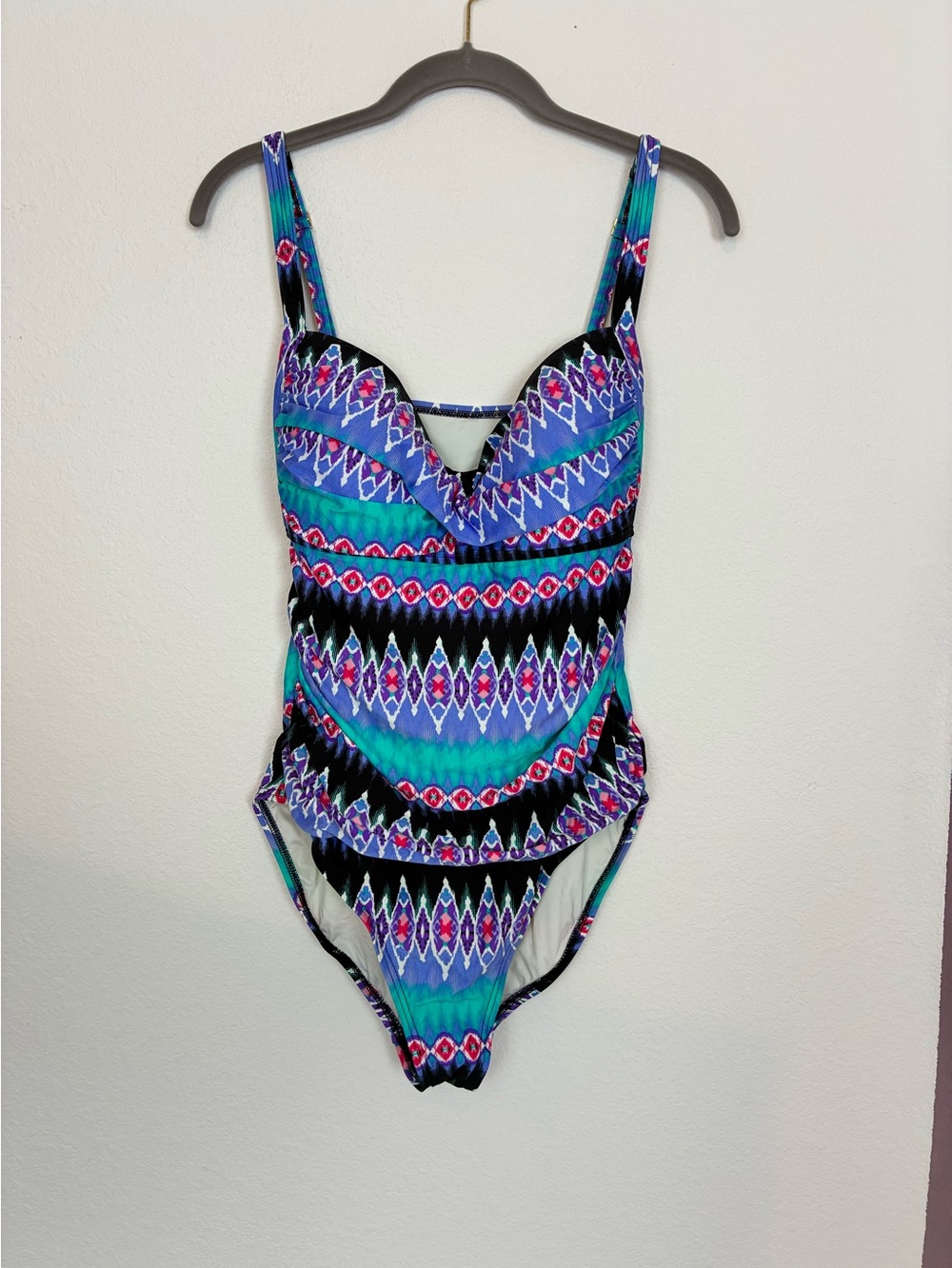 La Blanca NWOT Flattering One-Piece Swimsuit, sexy!!